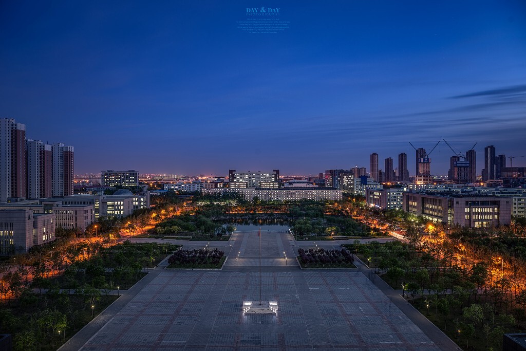 天津城建大学，不愧顶着城建的名头，整个校园规划合理，安静而整齐，区域功能也分配有序，在夜色与灯光的掩映之下，光华而璀璨。