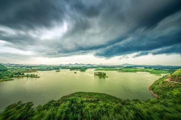 东边日出西边雨