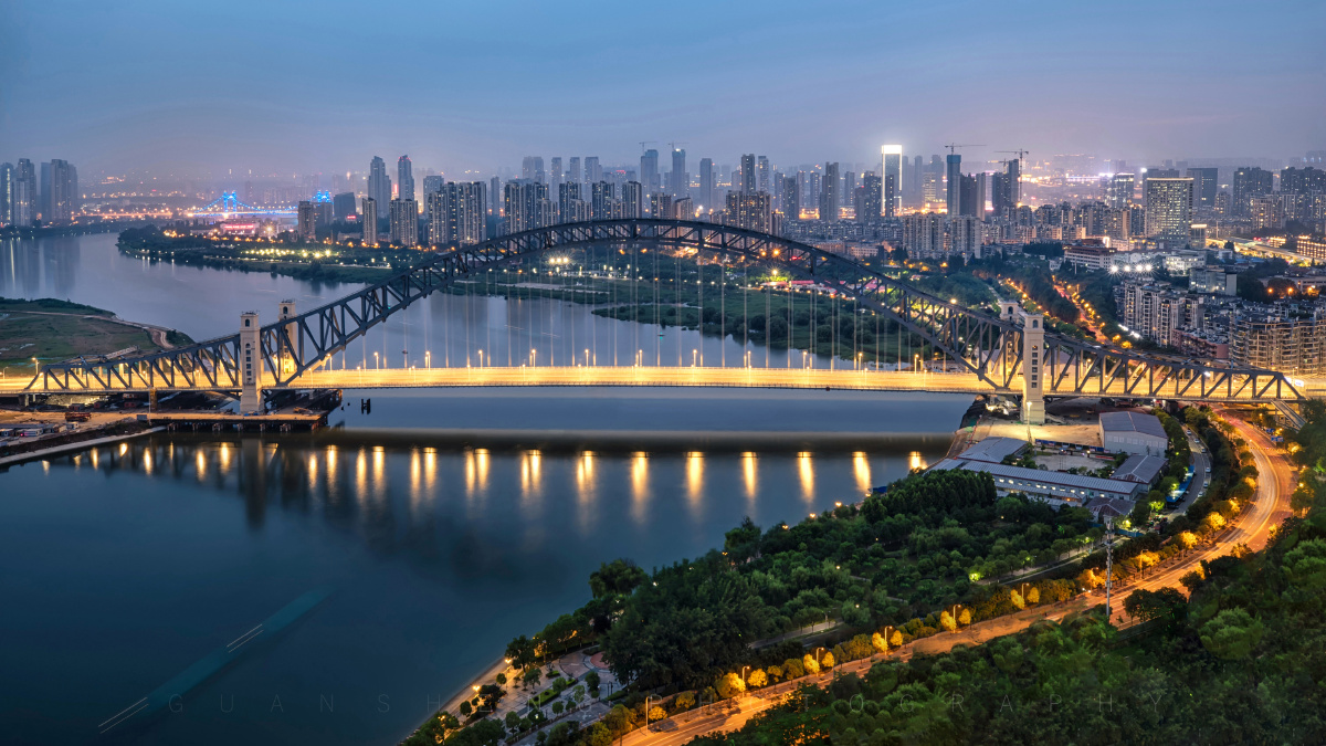 江汉柒桥位于武汉市硚口区古田四路连接汉口和汉阳又一个通道当夜幕