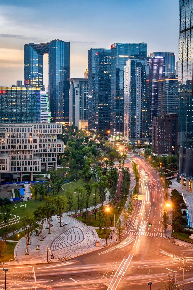 各式各样的高楼一栋栋拔地而起,成都的每一天都在变幻着