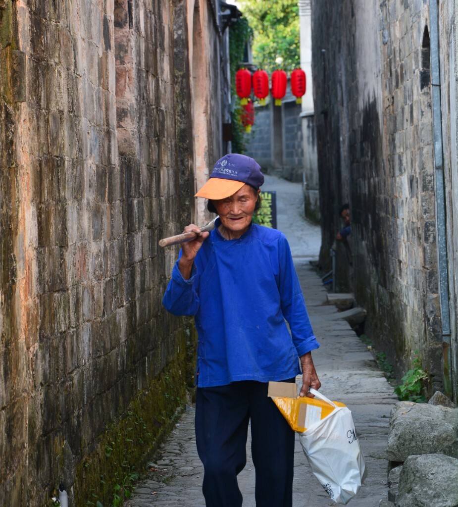 九月的风  穿堂而过<br />
阳光和影子同时到来<br />
回不去的经年岁月，如上锁的门栓<br />
从此繁华褪尽，喧嚣散去<br />
只等你，从我的身旁<br />
路过