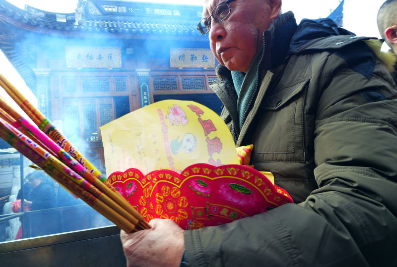 头炷香,这一古老的民间风俗近年来已逐渐商业化,寺庙内青烟800_539