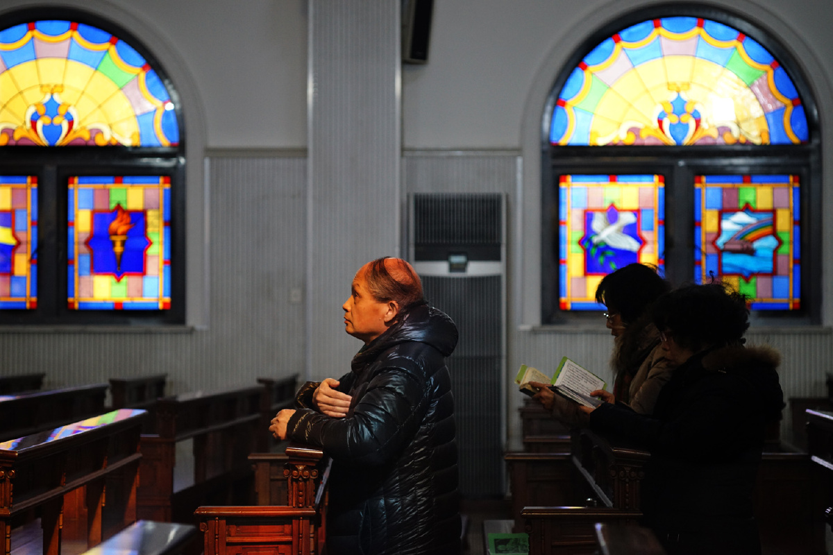 年三十是周日,也是天主教的礼拜日,虔心的教徒们坚持前去做礼拜,教堂