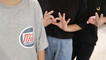 986