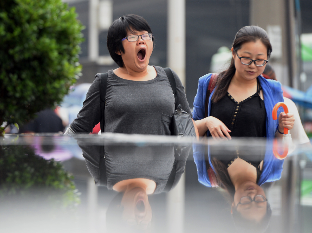 逛累了 br /> 2016年6月27日,在武汉市汉口街头,一位逛街累了的妇女打