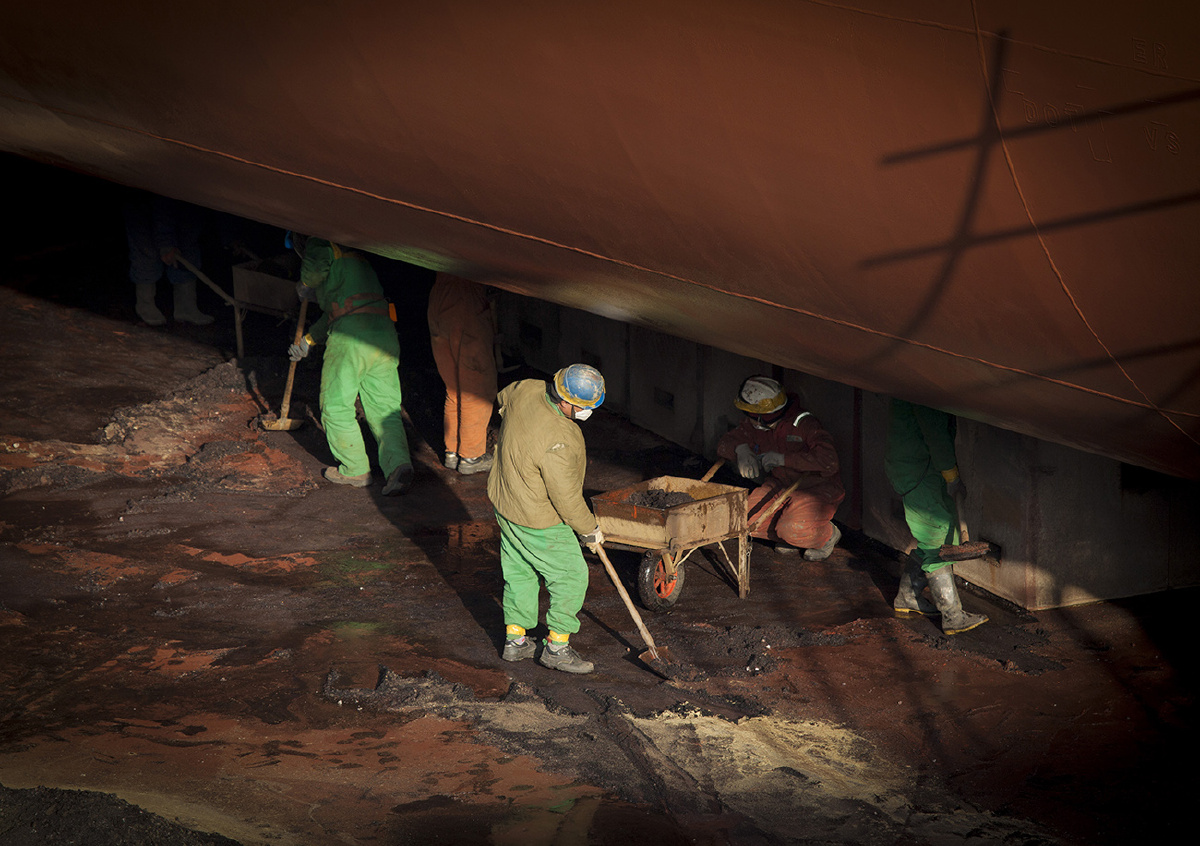 对船体修护保养时的场景,是他们的踏实认真的工作才是船具有的"灵魂"