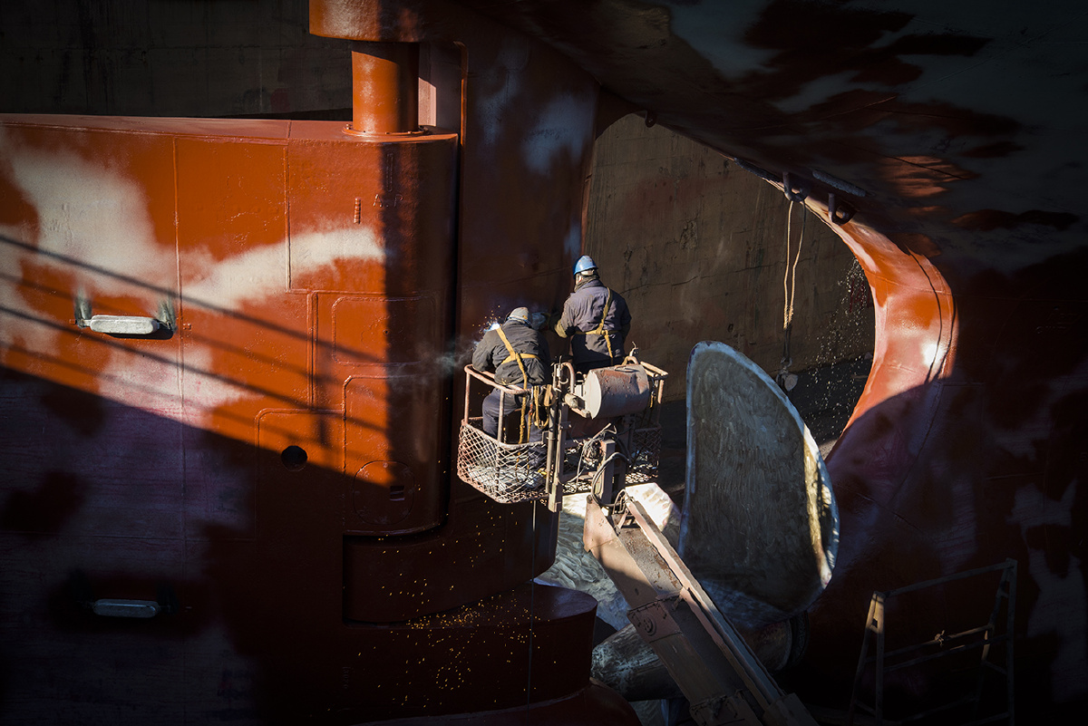 表现了工人们对船体修护保养时的场景,是他们的踏实认真的工作才是船