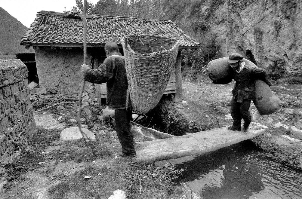 2001年10月1日拍摄于甘肃省礼县上坪乡赵坝村.(胶片) br /> 014.