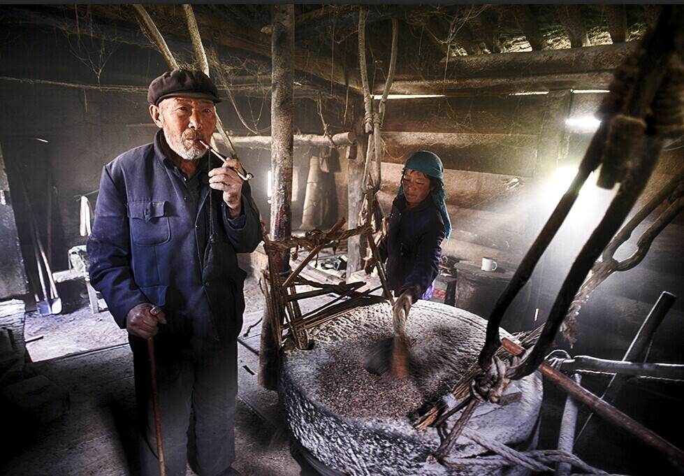 农户们赶着牲口驮着麦子青稞豆子玉米从四面八方纷至沓来,一边等待磨面,一边谈论农事,交流信息,互通有无。