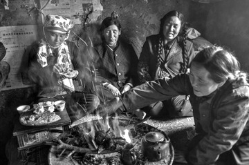 016.下雨天没有办法下地，村里妇女坐在一聊天，干着自家手工活。2012年9月25日拍摄于甘肃省宕昌县兴化乡磑子坝。