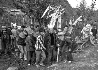030.村子里谁家老人要是去世了，街坊邻居便会主动前来帮忙，之后主家便请阴阳先生择选出殡的日子，出殡后棺椁一般要在坟上露天放一段时间，再请阴阳选出黄道吉日入土埋葬。 2013年9月28日拍摄于甘肃省礼县上坪乡苏其沟。