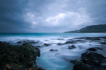 海边浪雾