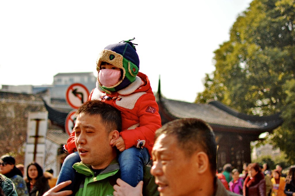 还记得儿时被父亲扛在肩上的时候吗?无忧无虑的童年.