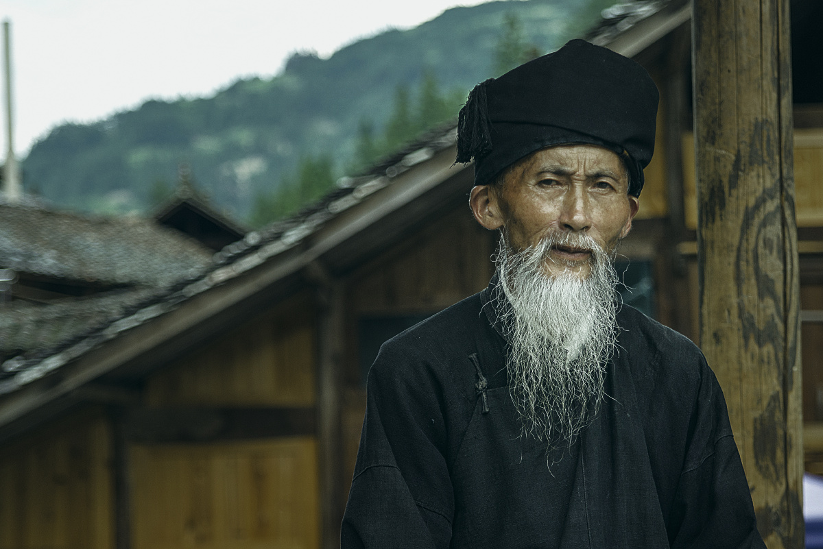 照片摄于贵州-朗德苗寨 一个很有灵气的老人