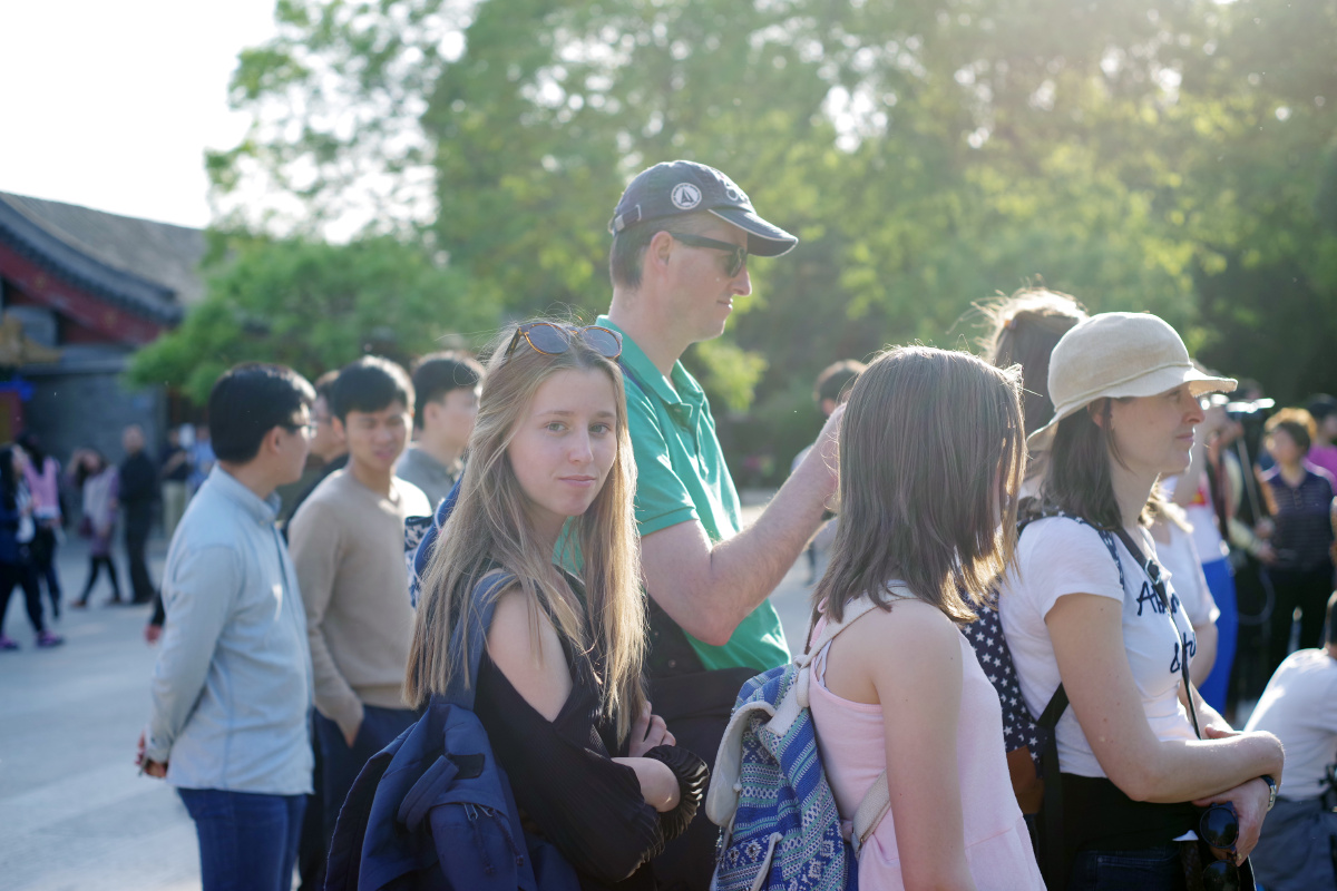 景山公园内看热闹的外国人