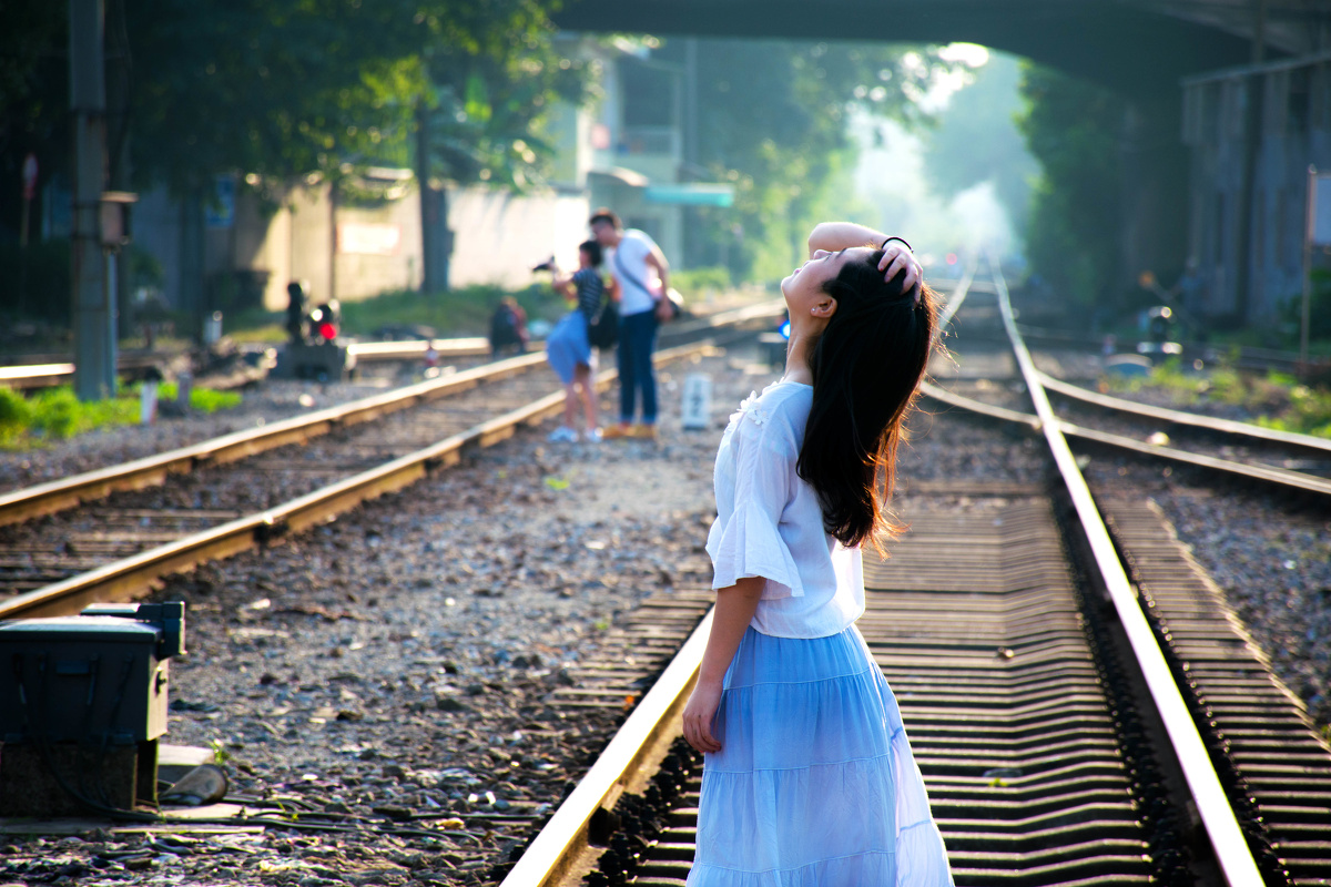 仰头撩动着的头发