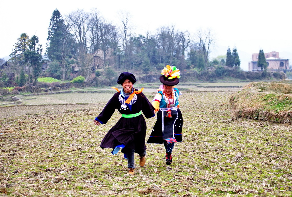 贵阳市高坡苗族自治乡的一对苗族青年在即将举办婚礼前,高兴的在自