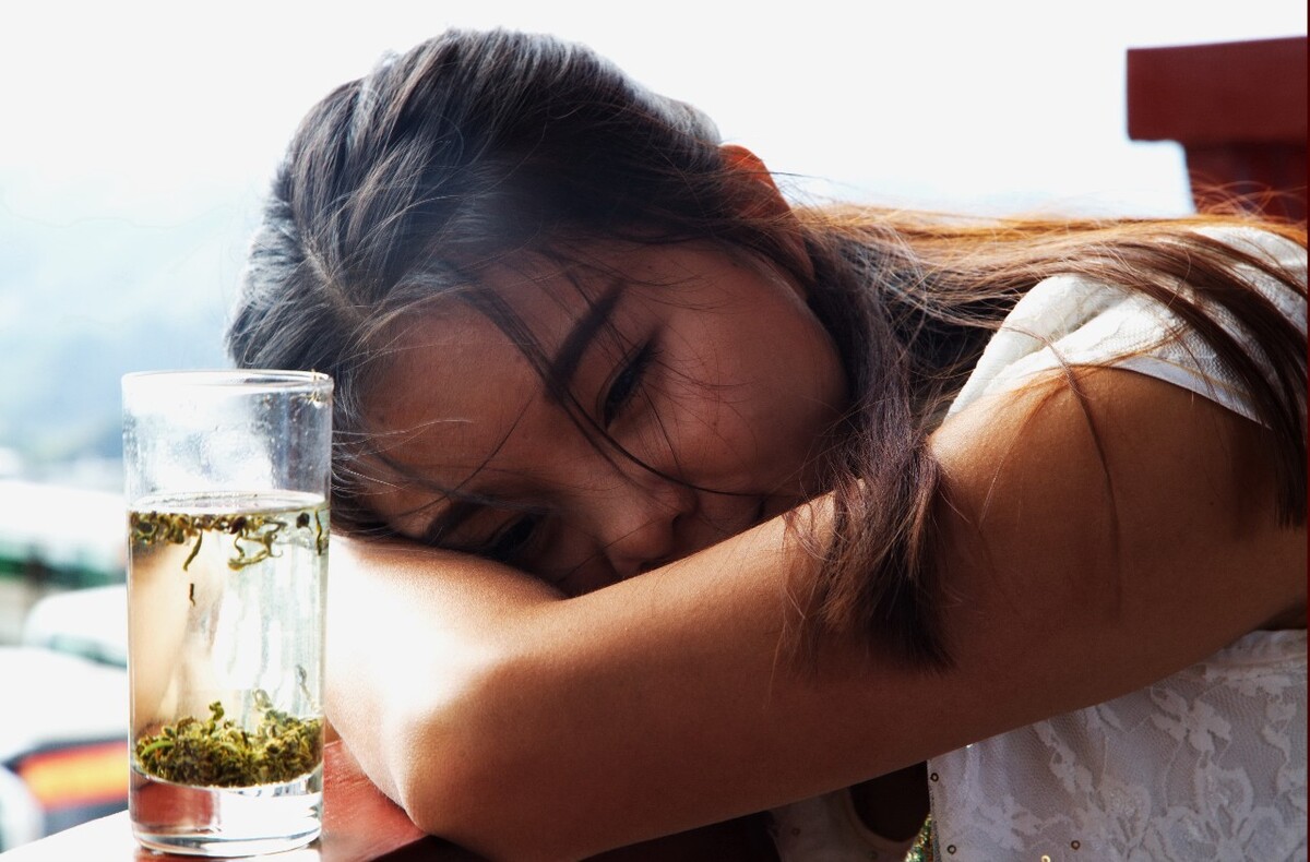 缘已尽，茶犹香，往日情怀引惆怅，情窦初开不结果，春芽遇霜寒露藏，人间自有真情在，花开枝头需自爱。