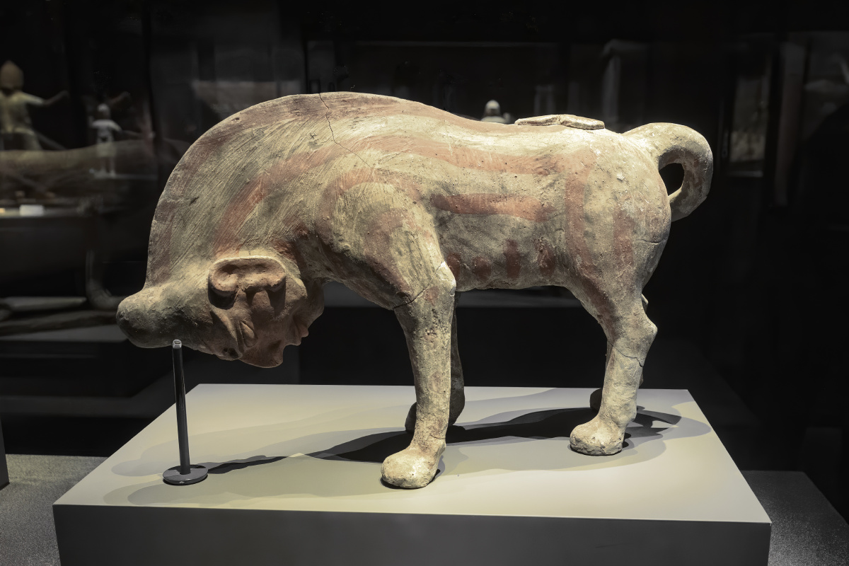 彩绘陶人面镇墓兽