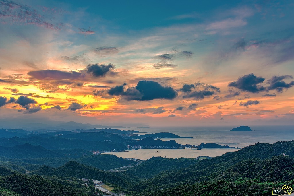 我看过象山的日暮<br />
看过淡水的黄昏<br />
看过高美湿地的落日<br />
<br />
然而最美的夕阳    在九份<br />
<br />
我的左眼火山喷发   熔岩如瀑<br />
右眼中星云闪烁<br />
一瞬间宇宙生<br />
一瞬间宇宙灭