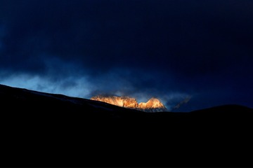 日照金山