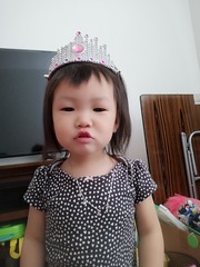 323572