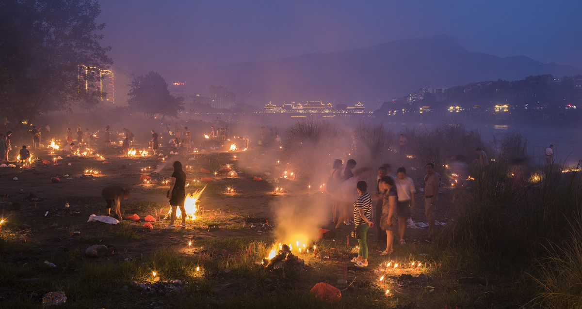 中元节前雅安市民江边烧纸祭祖