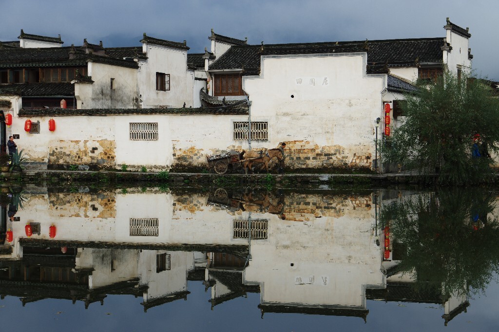人车湖边走，宛如画中行。我在对岸看，都是画中人。