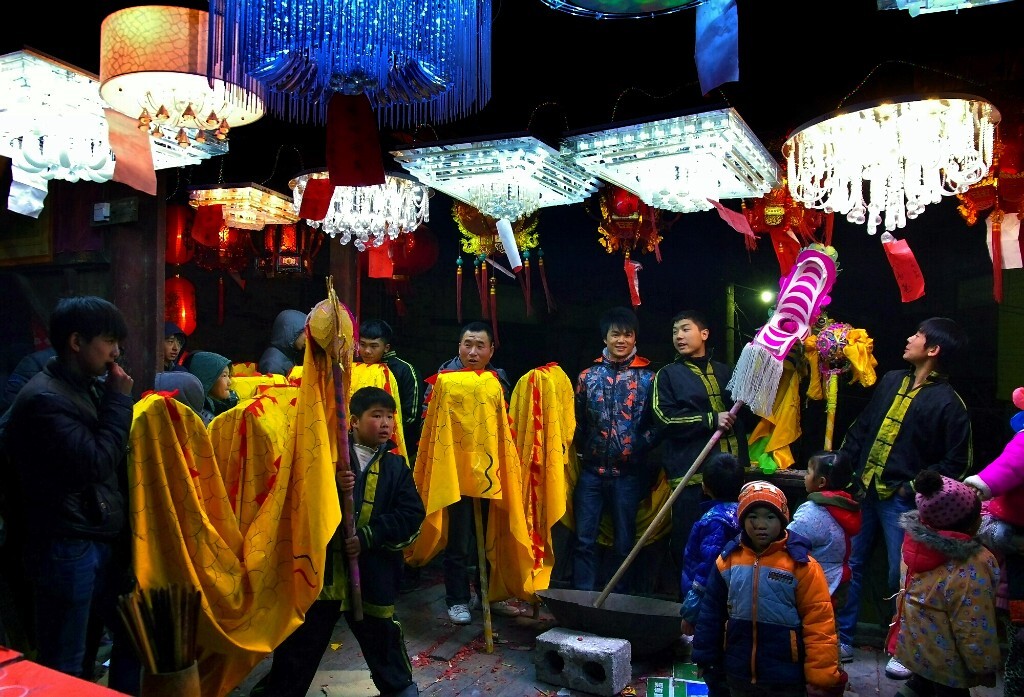 上灯这一习俗在广西富川县城一带历史悠久。当地风俗习惯:正月初十为上灯日，十五元宵为下灯日。每年这个时候，凡上年有小孩子出生的家庭，都要到坊表神楼挂上一盏明灯，以示“添丁之喜”。过去只有生男孩的家庭才可以“享受”上灯待遇，如今人们思想观念转变，生女孩的家庭也可上灯，体现男女平等的时代观念。而生男孩的家庭上龙灯，生女孩的家庭上凤灯，在一片张灯结彩里呈现龙凤呈祥的和谐局面。