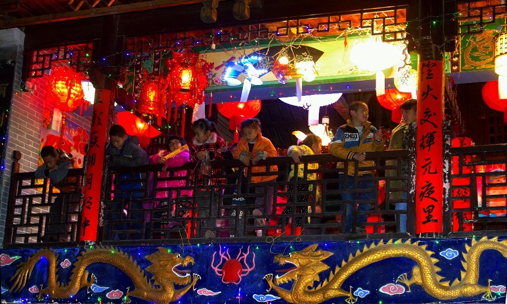 广西富川县的灯楼有很多人参观，特别是少年人