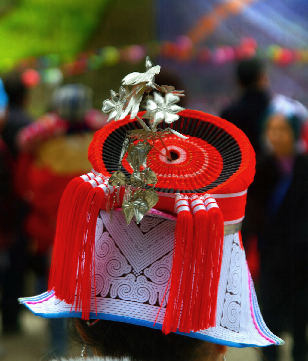 革家妇女:生育后的革家妇女,不再戴圆顶红缨帽,而