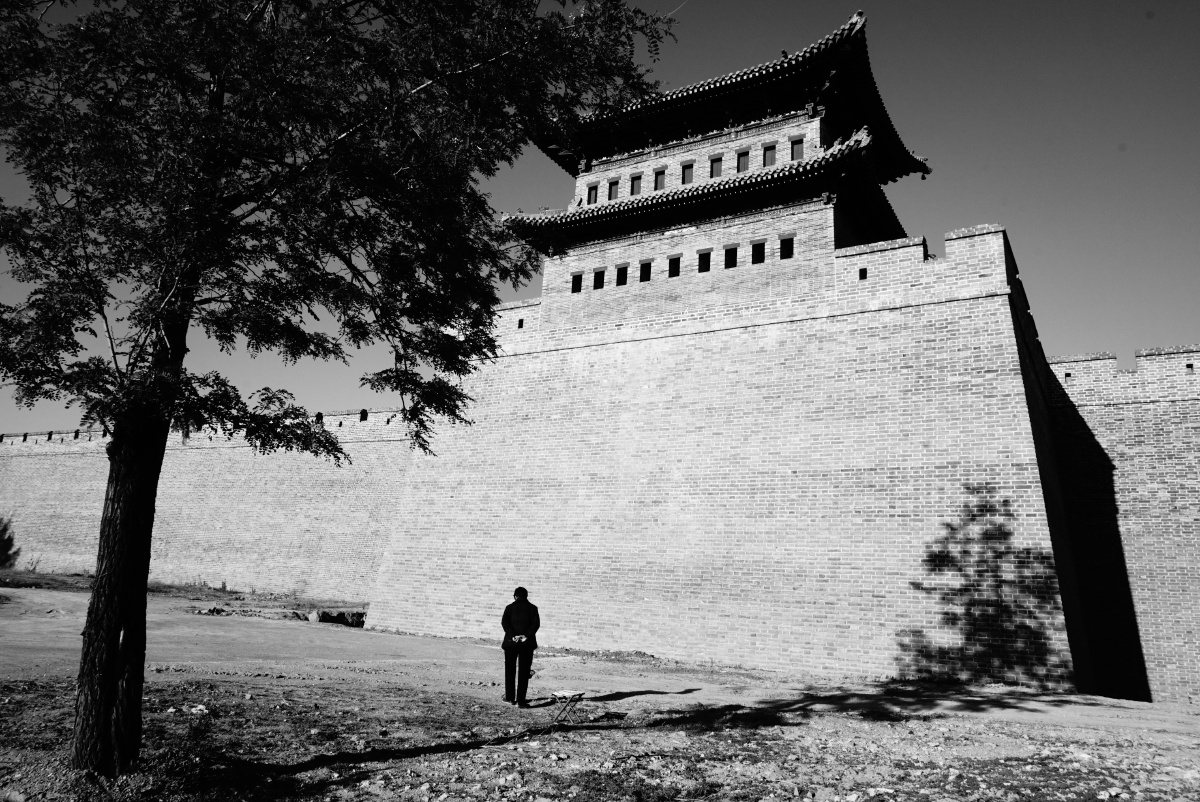 古城墙下,一个老奶奶孤独的背影.