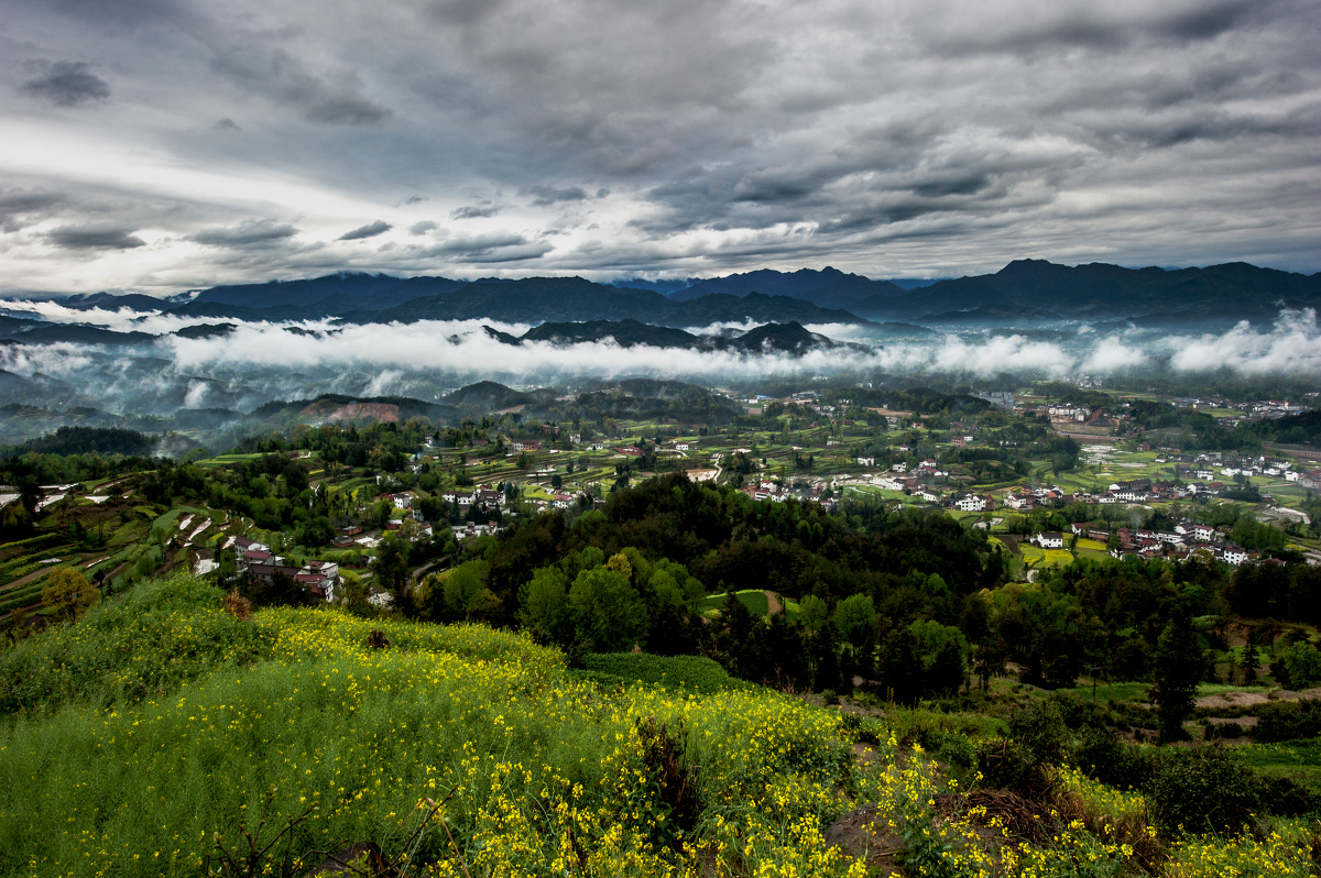 烟雨迷蒙中的汉中,犹如少年才俊,伫立于满目花海中,古朴而淡雅,安宁而