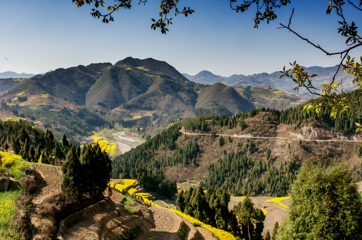 陕南安康市漩涡镇的"风堰梯田", br /> 陕南汉中市南郑县汉山"风过亭"