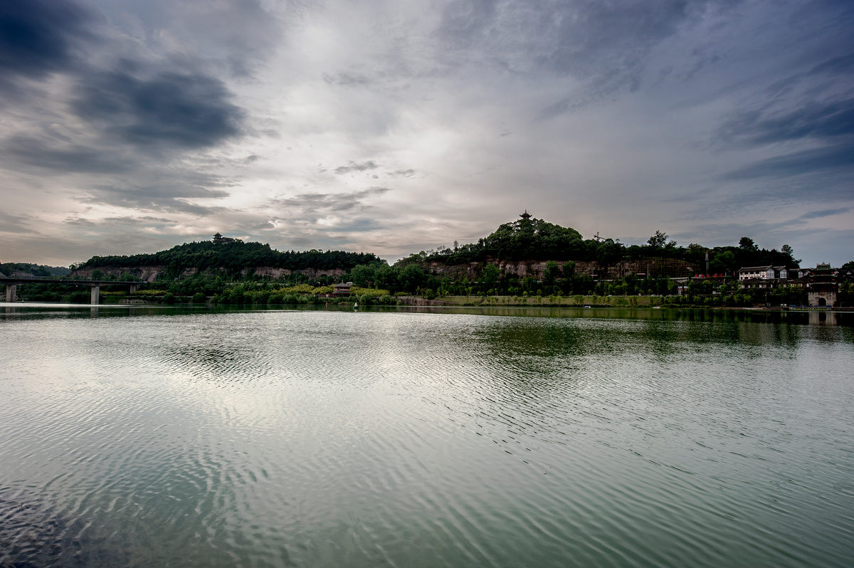 嘉陵水系---奔腾的嘉陵江水环绕阆中古城后,一路欢腾地奔向重庆与长江