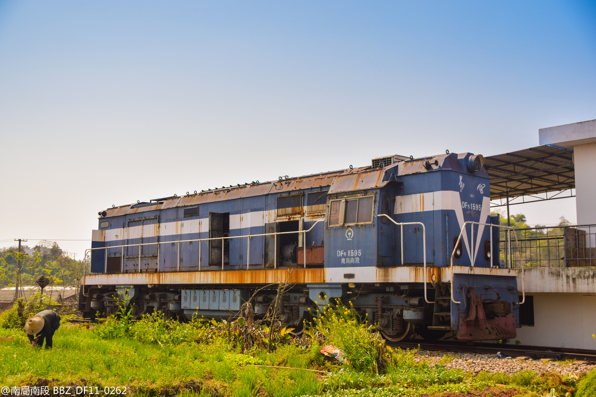 向塘机务段报废的df5调机,走好!