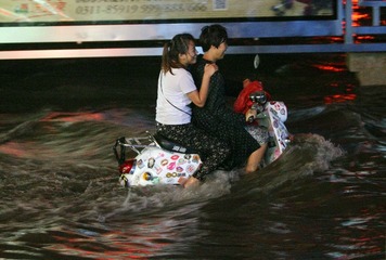 8月28日，晚上石家庄突遭大风雷雨天气，由于降水急，造成多一些街道严重积水，行驶的车辆犹如船舰一般，裕华路与红旗大街交口积水半米深，造成该路段堵车数千米。燕赵都市报记者赵杰摄