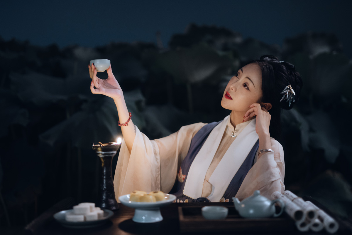 举杯邀明月对影成三人