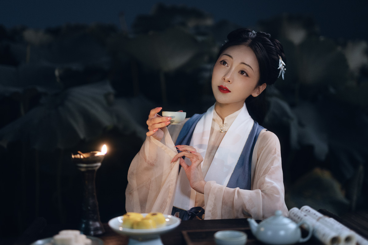 举杯邀明月对影成三人