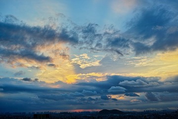 彩霞满天—大江东