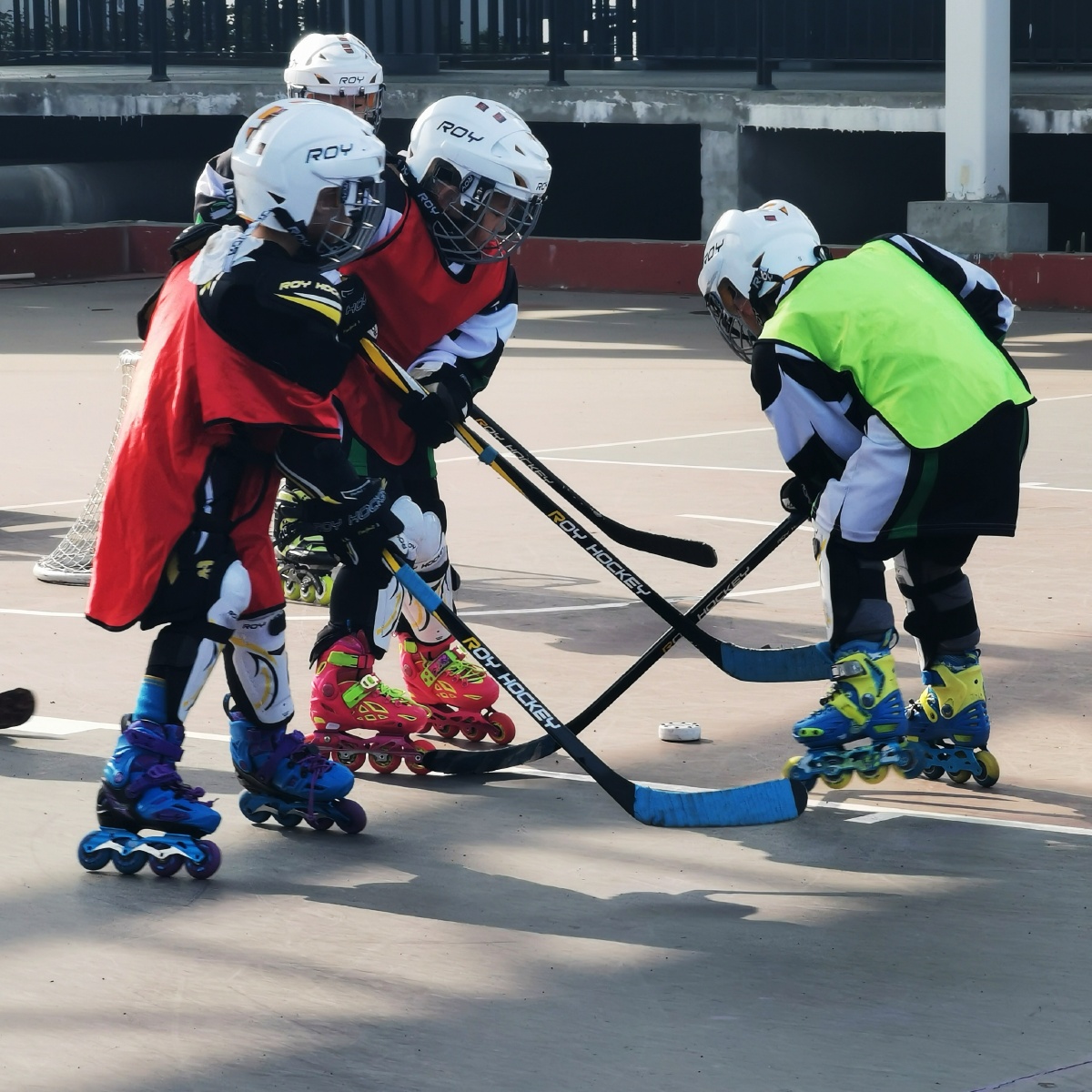 激战松江区的一个旱冰球训练班小运动员在实战训练