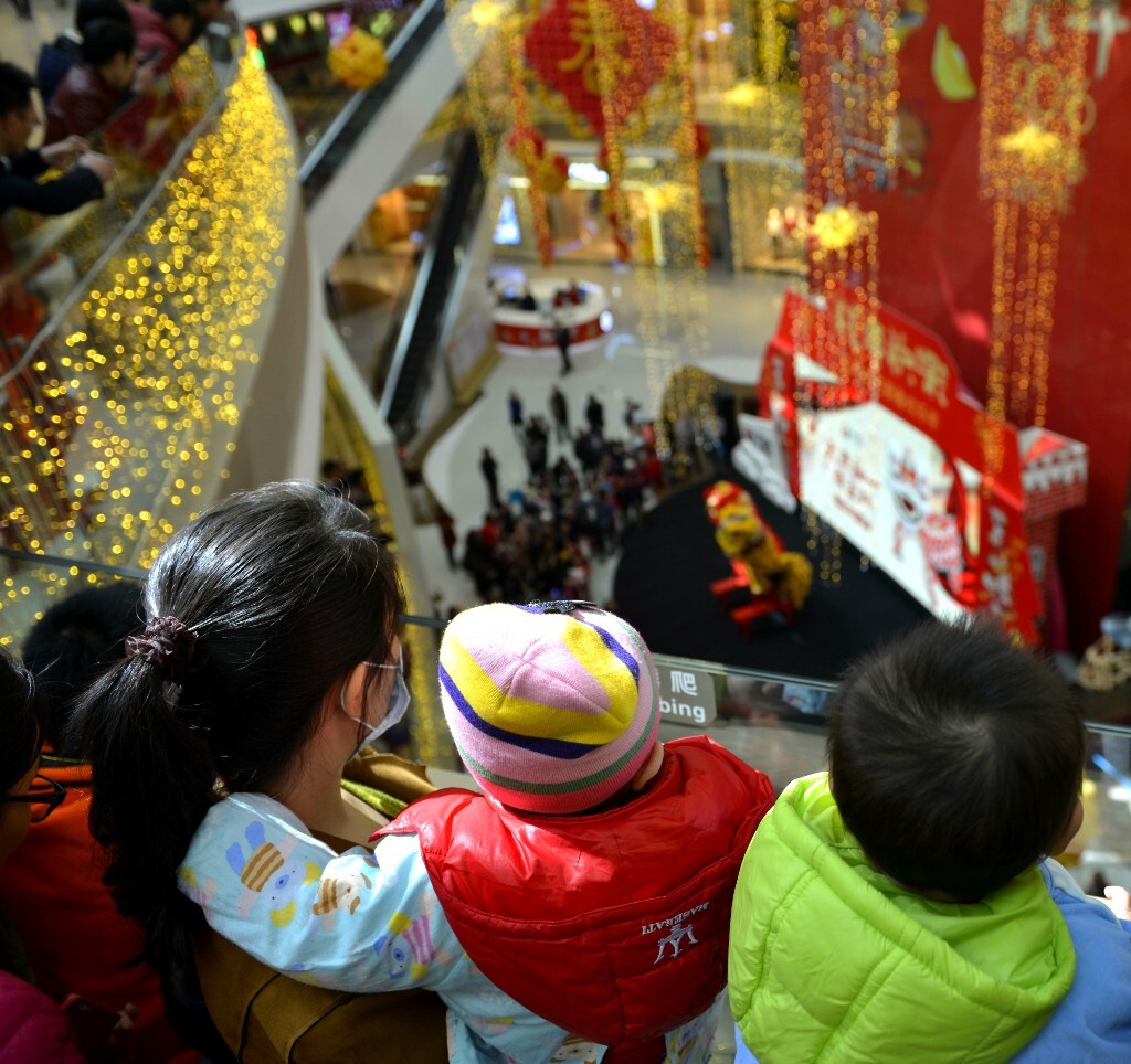广东深圳市龙华新区九方购物中心广场2016年农历正月初一張灯结彩.热闹非凡.舞台中央别开生面的舞狮表演正在举行.市民争相观看.博得了观众的阵阵掌声.人们喜迎新年的来到.{江西省高安市广电局舒宏平13979598288}