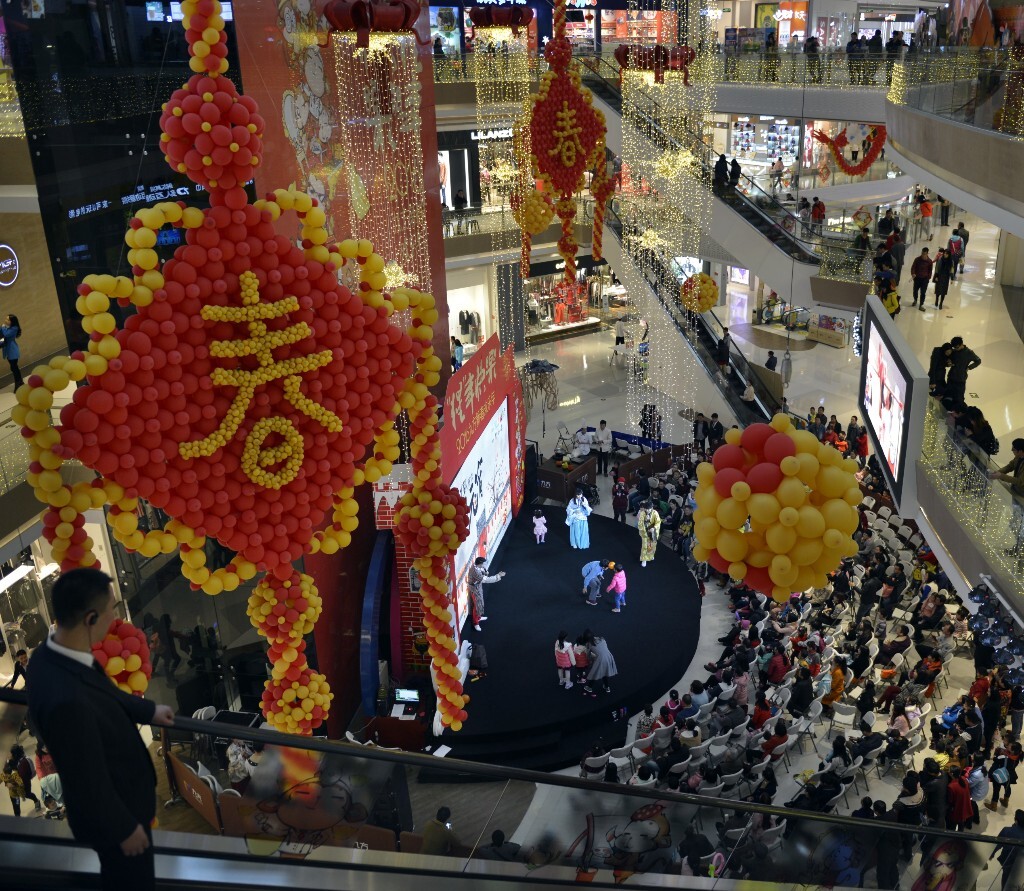 2016年2月22日下午广东深圳市龙华区九方购物中心广场人山人海.喜气洋洋.到处沉浸在节日的气氛中.舞台上举行的庆元宵狱灯谜等趣味活动异彩纷呈.台上台下互动热烈.群众个个喜笶颜开.江西高安市广电局舒宏平13979598288