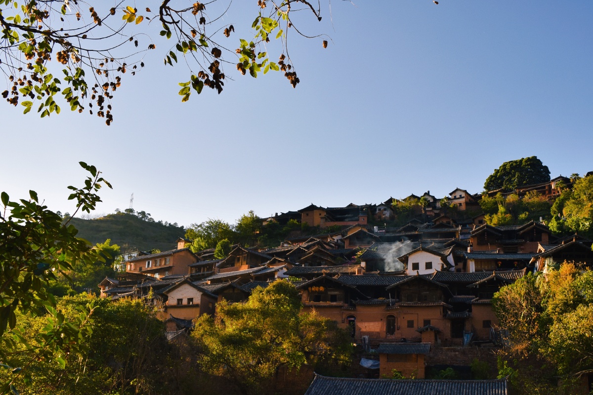 南昭延村千载史,煮盐为业一时兴,半山楼院雕画栋