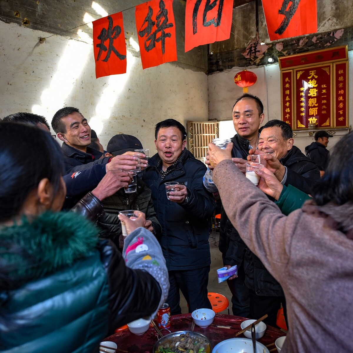 团圆酒杯举起来