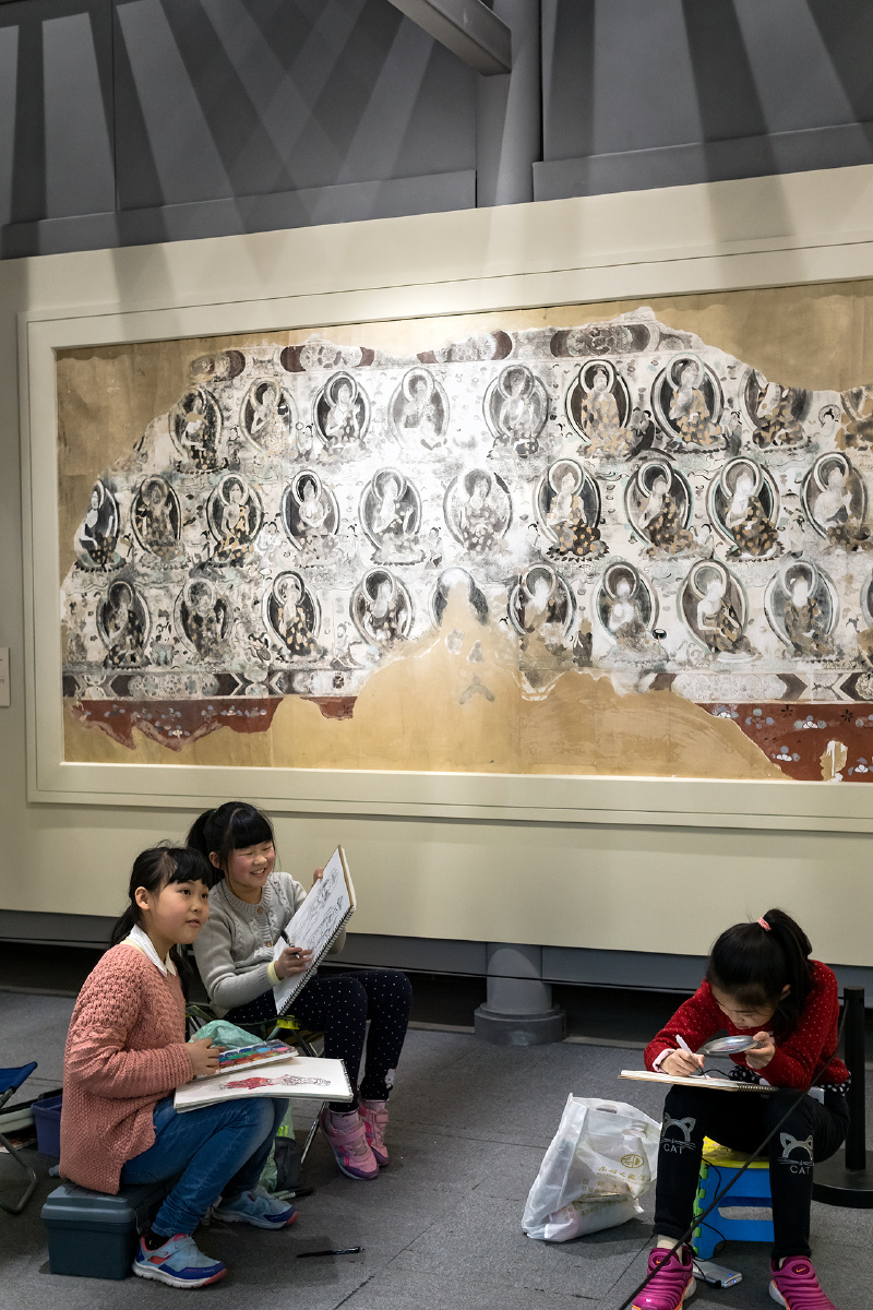 博物馆里写生的孩子们