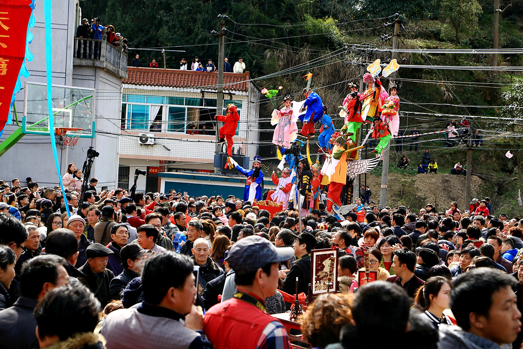 >  br /> 这台会桌的主题是王母娘娘在瑶池举行蟠桃盛会,八仙和
