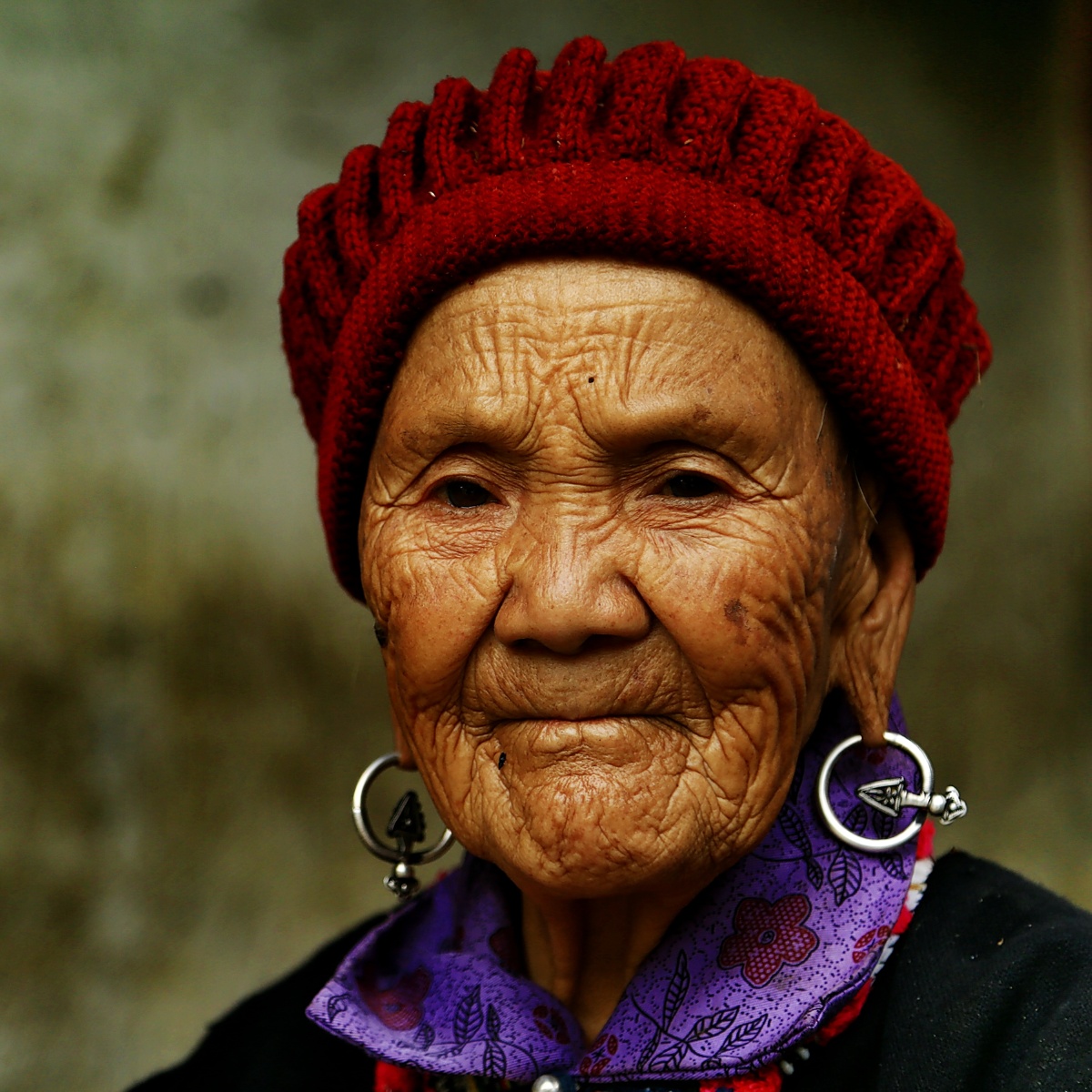 老人是红头瑶,是瑶族诸多支系中的一个分支.