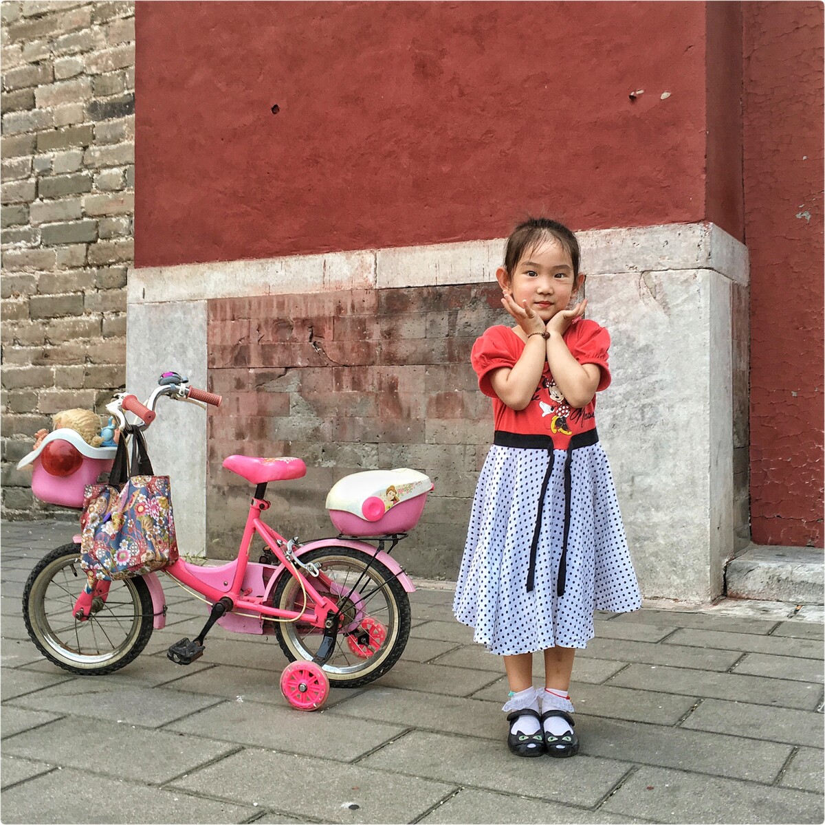 【手機隨拍】•《質樸》<br />
童心無罣礙，<br />
天真把頭抬，<br />
莞爾對路人，<br />
朝花向陽開。<br />
<br />
小朋友看见我，用手机拍她，第一反应就是这张照片，只是路过而已！但是还是觉得特别幸福！<br />
人与人之间微笑是最好的礼物……