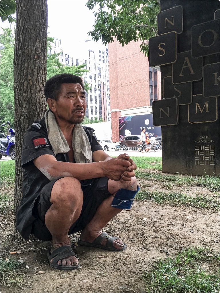 【手機隨拍】•《拾荒》<br />
沿著來時的路<br />
把自己的腳印<br />
連同零星垃圾<br />
一個個得撿起<br />
家，就到了吧<br />
……<br />
<br />
一位六旬老汉，河南人！休息的时候遇见！记录完的时候，聊了一会儿！问家是哪里的！河南的！紧接着说了一句“想家了”沉闷的安静……